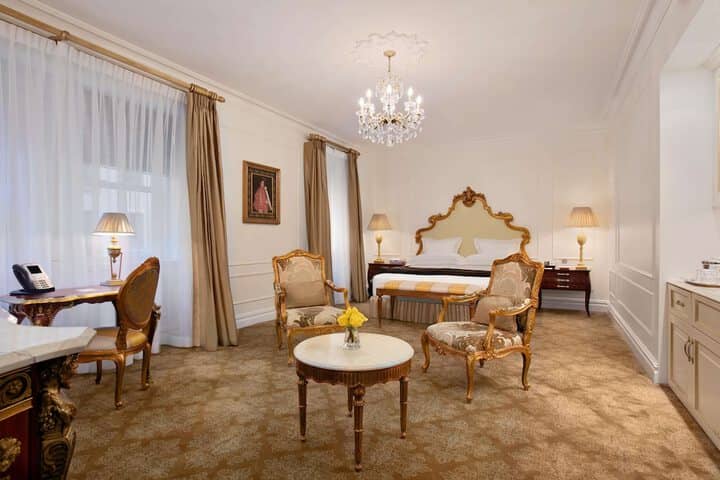 Room 34 of 108